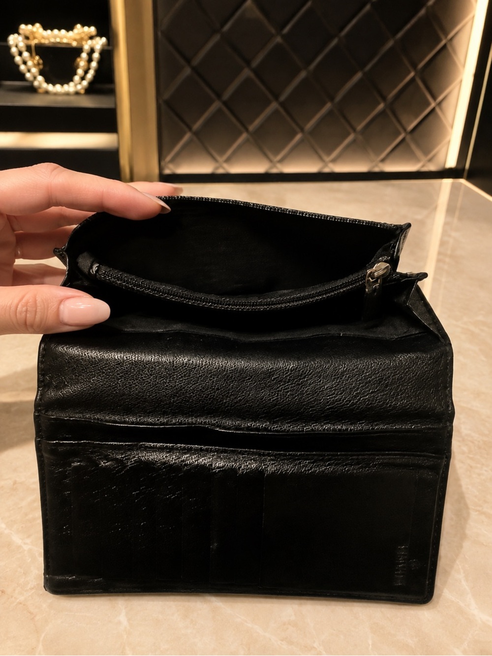 CHANEL Black Leather long wallet - Picture 4 of 8